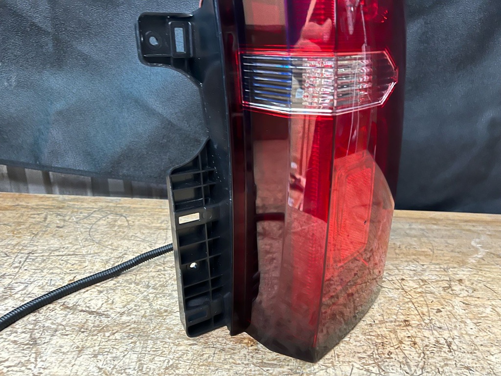 Luz Trasera Derecha Chevrolet Suburban / Tahoe 2015-2020.