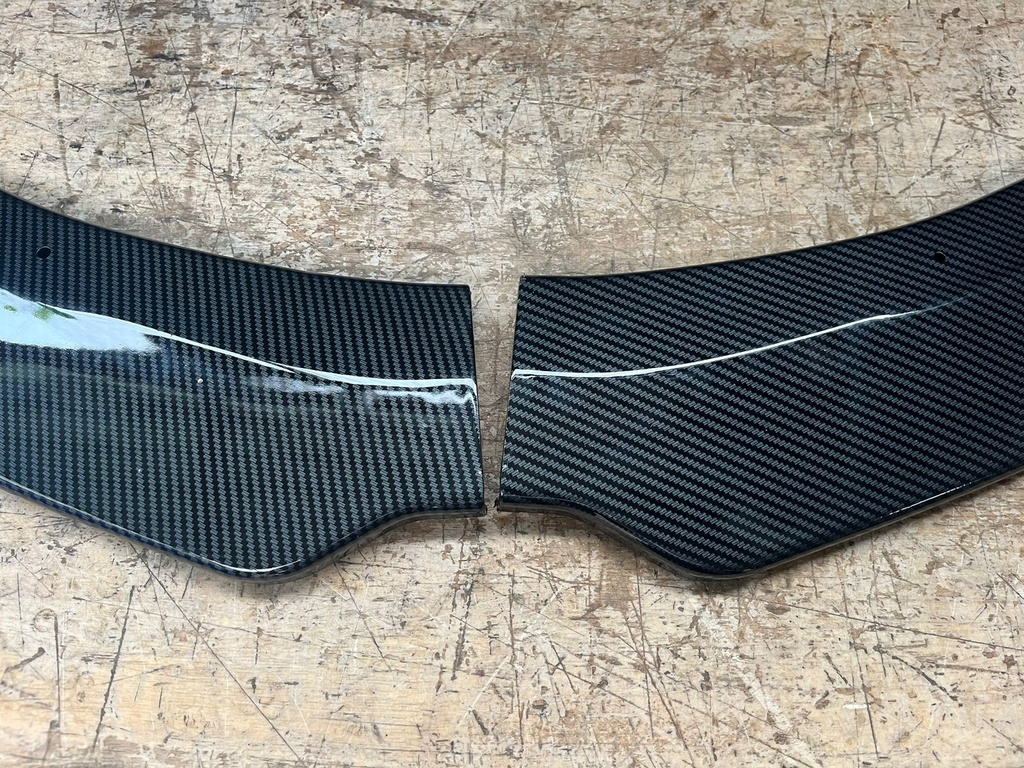 Lip Difusor Delantero Universal con 1.76m de largo (Imitación de Fibra de Carbono)