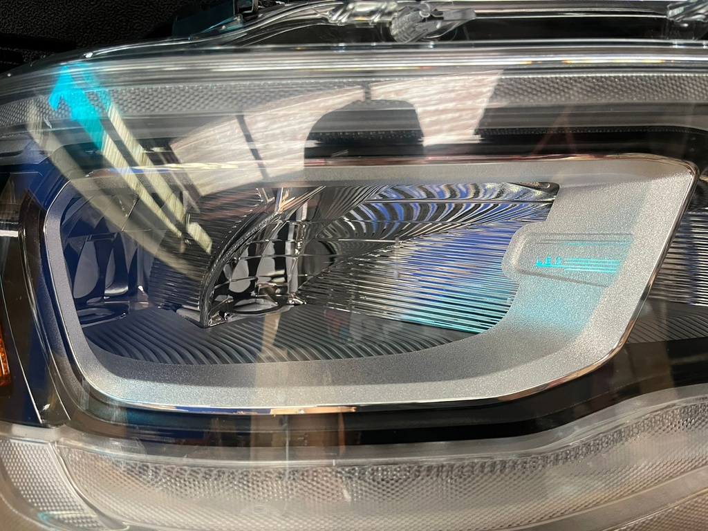 Luz LED Delantera Derecha para Dodge Ram 1500 / 2500 / 3500 2019-2021.