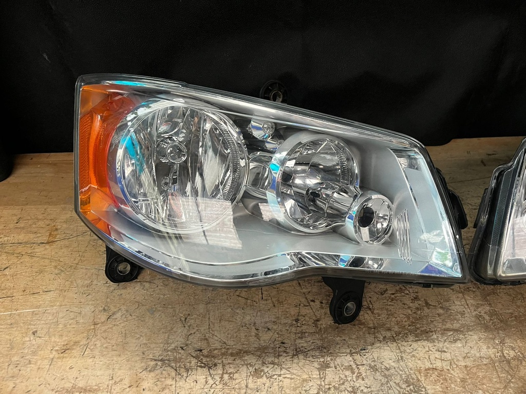 Luces Delanteras Cromadas (USADAS) para Dodge Grand Caravan 2011-2019 / Chrysler Town & Country 2008-2016.