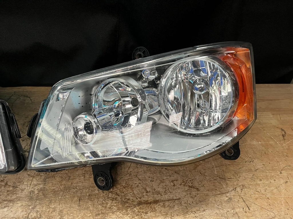 Luces Delanteras Cromadas (USADAS) para Dodge Grand Caravan 2011-2019 / Chrysler Town & Country 2008-2016.