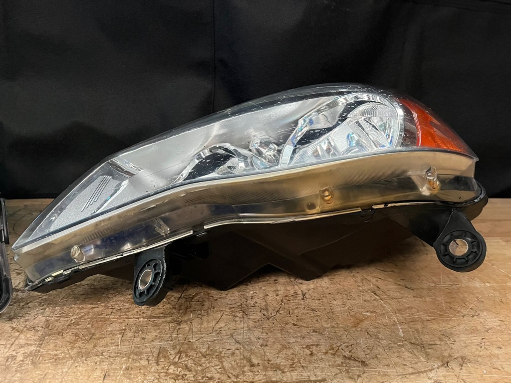 Luces Delanteras Cromadas (USADAS) para Dodge Grand Caravan 2011-2019 / Chrysler Town & Country 2008-2016.