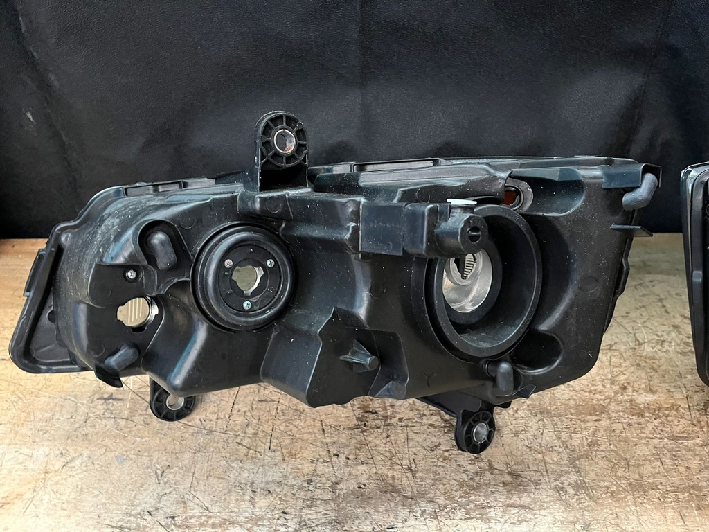 Luces Delanteras Cromadas (USADAS) para Dodge Grand Caravan 2011-2019 / Chrysler Town & Country 2008-2016.
