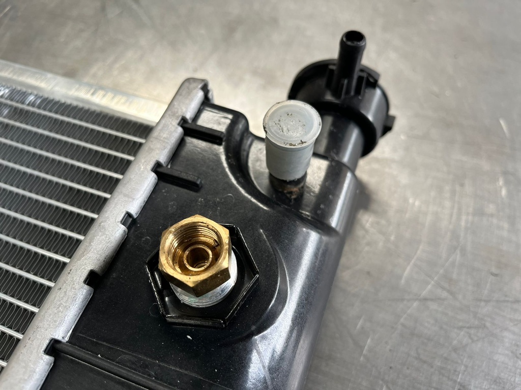 Radiador de 1 Fila para Chevrolet Tahoe Automático C/K V8 5.0L / 5.7L / 7.4L 1994-1999.