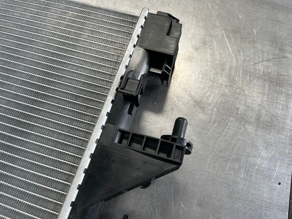 Radiador de 1 Fila para Ram 3.0L / 3.6L ProMaster 1500 2016-2021 / ProMaster 2500 2015-2021 / ProMaster 3500 2016-2021.