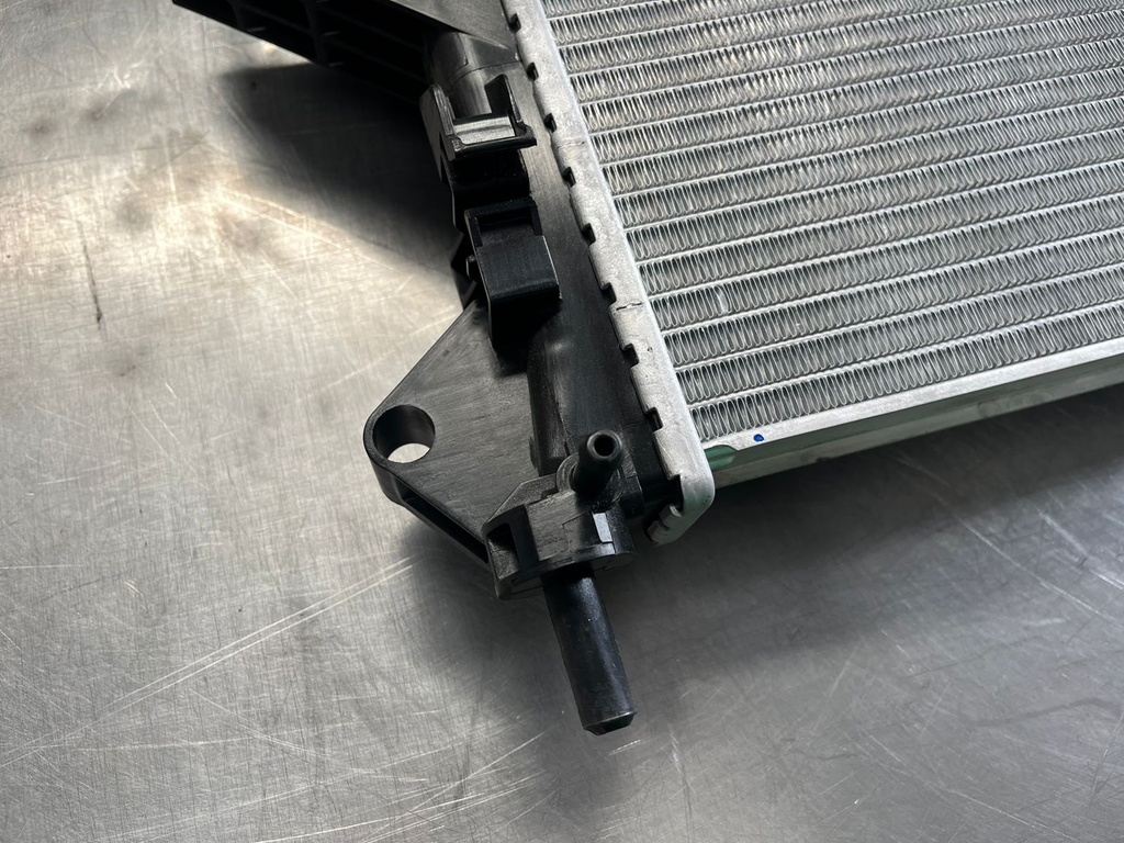 Radiador de 1 Fila para Ram 3.0L / 3.6L ProMaster 1500 2016-2021 / ProMaster 2500 2015-2021 / ProMaster 3500 2016-2021.