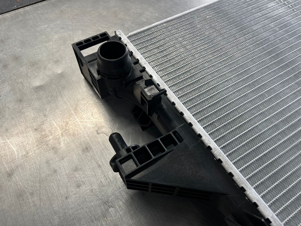 Radiador de 1 Fila para Ram 3.0L / 3.6L ProMaster 1500 2016-2021 / ProMaster 2500 2015-2021 / ProMaster 3500 2016-2021.