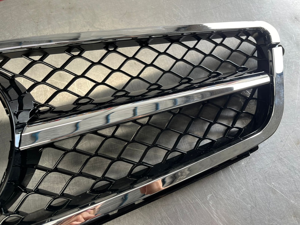 Parrilla (AMG Style-Chrome Black) para Mercedes Benz W204 Clase C / C250 / C300 / C350 2008-2014.