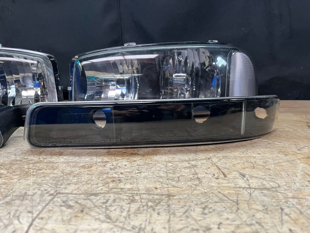 Luces Delanteras Carcasa Negra GMC Sierra 1500 / 2500 / 3500 1999-2006 / Yukon Denali 2000-2006.