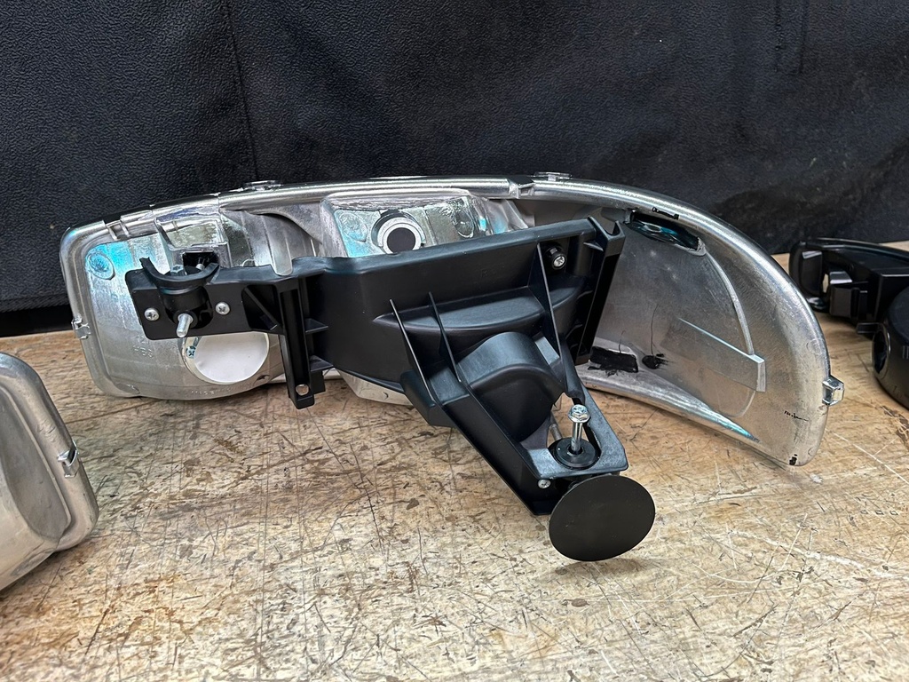 Luces Delanteras Carcasa Negra GMC Sierra 1500 / 2500 / 3500 1999-2006 / Yukon Denali 2000-2006.