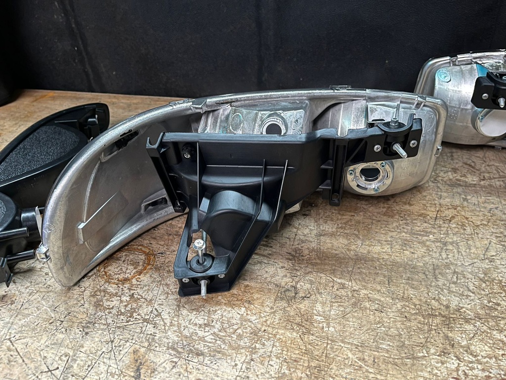Luces Delanteras Carcasa Negra GMC Sierra 1500 / 2500 / 3500 1999-2006 / Yukon Denali 2000-2006.