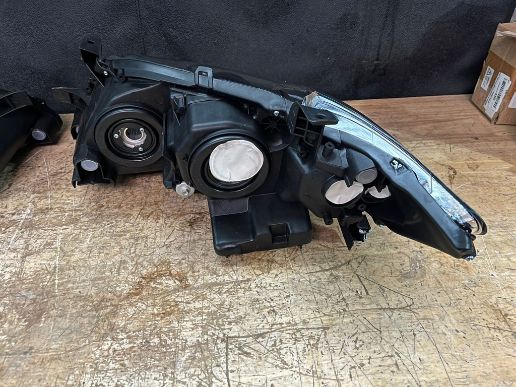 Luces Delanteras Carcasa Negra para Toyota Camry 2007-2009.