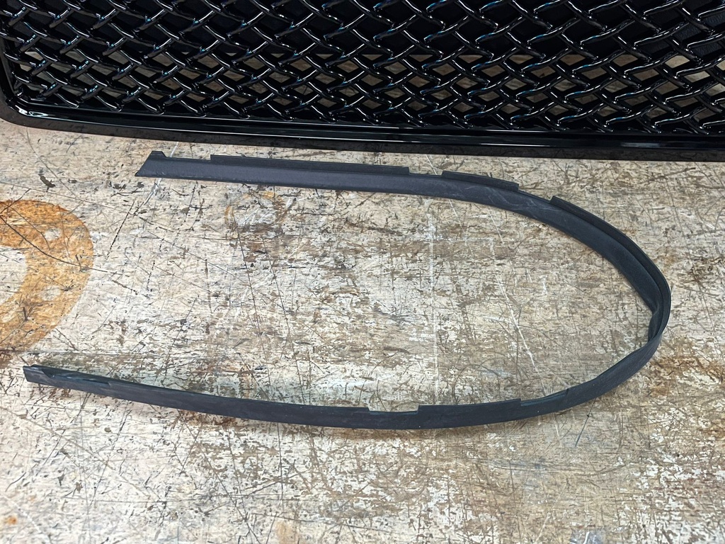 Parrilla Frontal Negro Brillante para Toyota Tacoma 2005-2011.