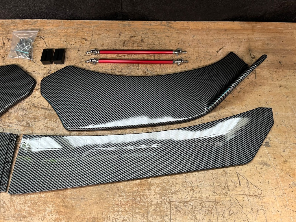 Lip Difusor Delantero Universal de 4 piezas en Imitación de Fibra de Carbono.