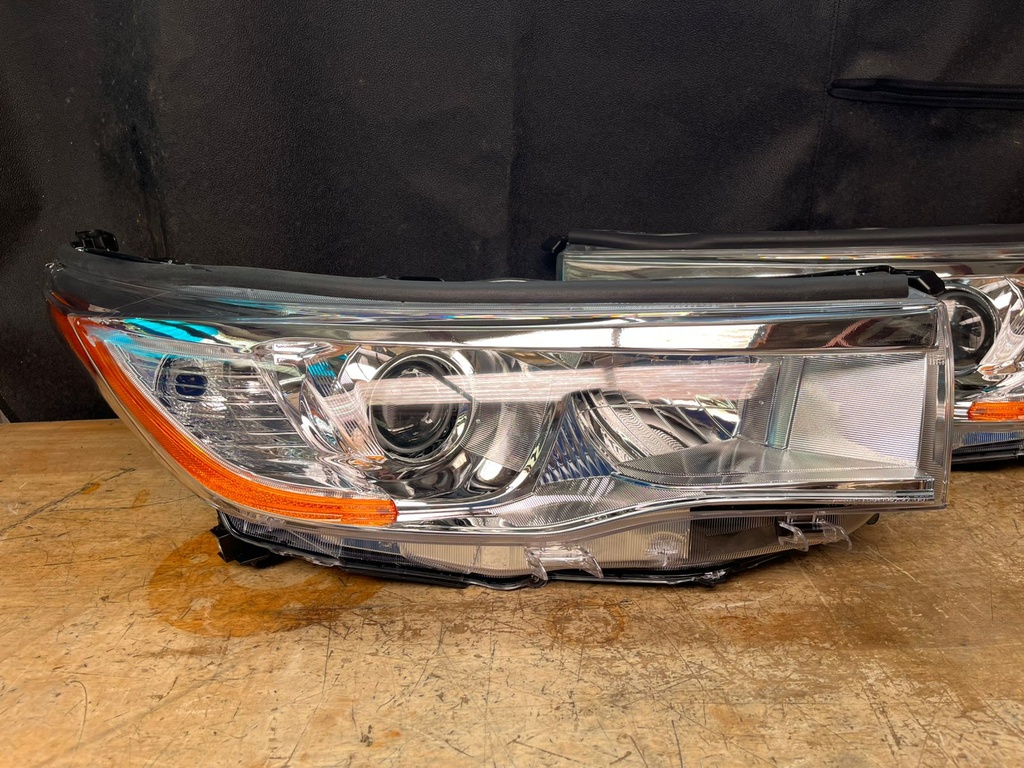 Luces Delanteras Cromadas / Proyector de Luz Toyota Highlander 2014-2016.
