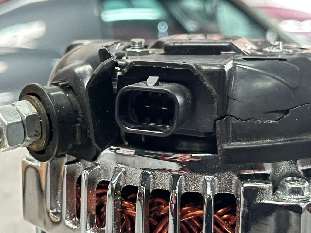 Alternador Cromado para Chevrolet (desplazamiento hacia la izquierda) 175A+AMP Activo / 145+AMP inactivo.