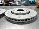 Discos Delanteros Perforados de 302mm para Dodge Caravan 2008-2011 / Grand Caravan 2008-2016 / Journey 2009-2013 / Volkswagen Routan 2009-2014.
