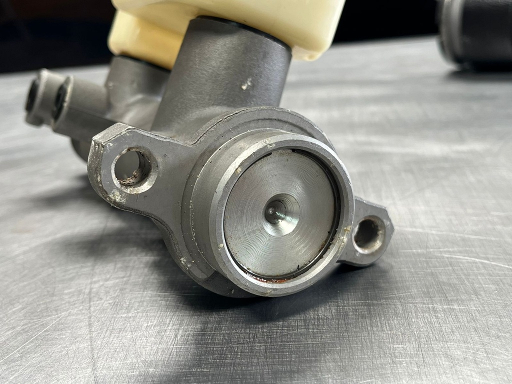 Bomba de Frenos para Chevrolet Silverado C1500 1988-1995 / C2500 1988-1993 / Blazer K1500 1994-1999.