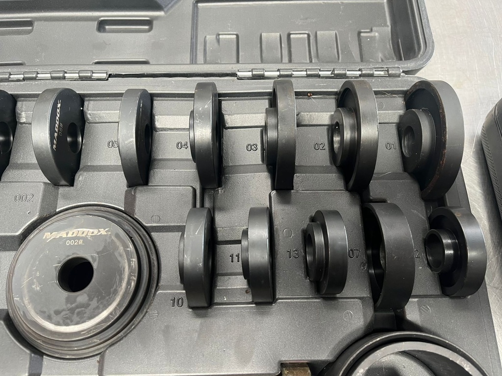 Kit de Herramientas para remover e instalar Roles y Bushing.
