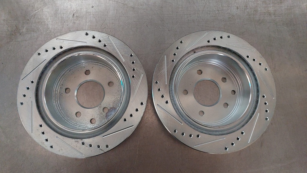Discos traseros ventilados perforados para Nissan 350Z / Rogue / Juke / X-Trail 2008-2020