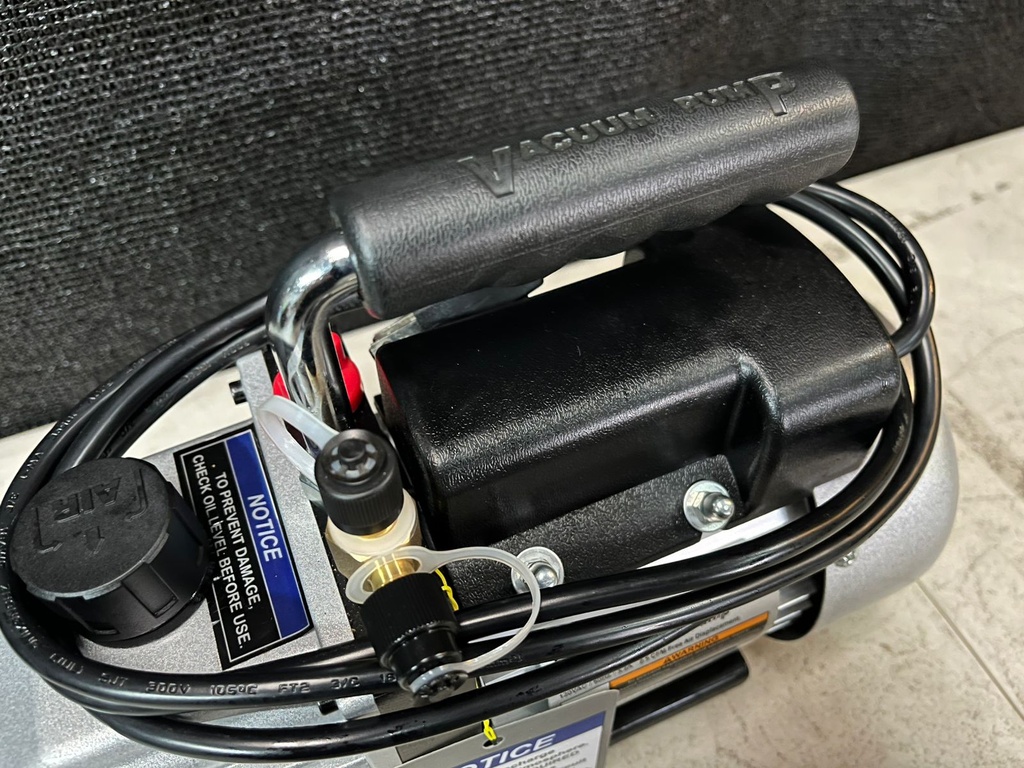 Bomba de vacío de 2.5CFM de 120 Voltios / 60Hz / 1720RPM.