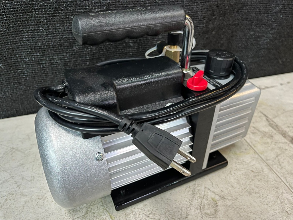 Bomba de vacío de 2.5CFM de 120 Voltios / 60Hz / 1720RPM.