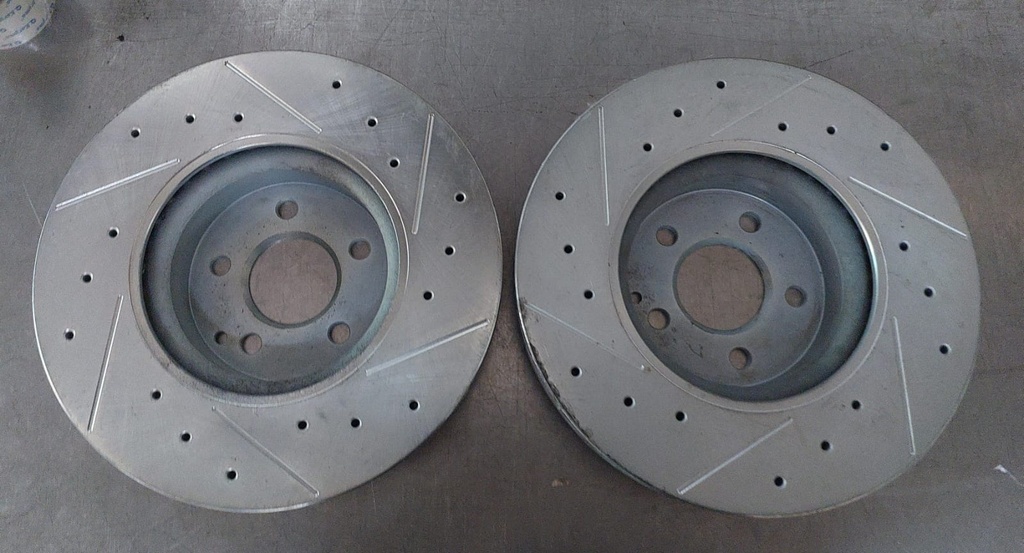 Discos delanteros ventilados perforados para Mercedes Benz C300 / C350 / E250 / E350 / E400 2008-2017