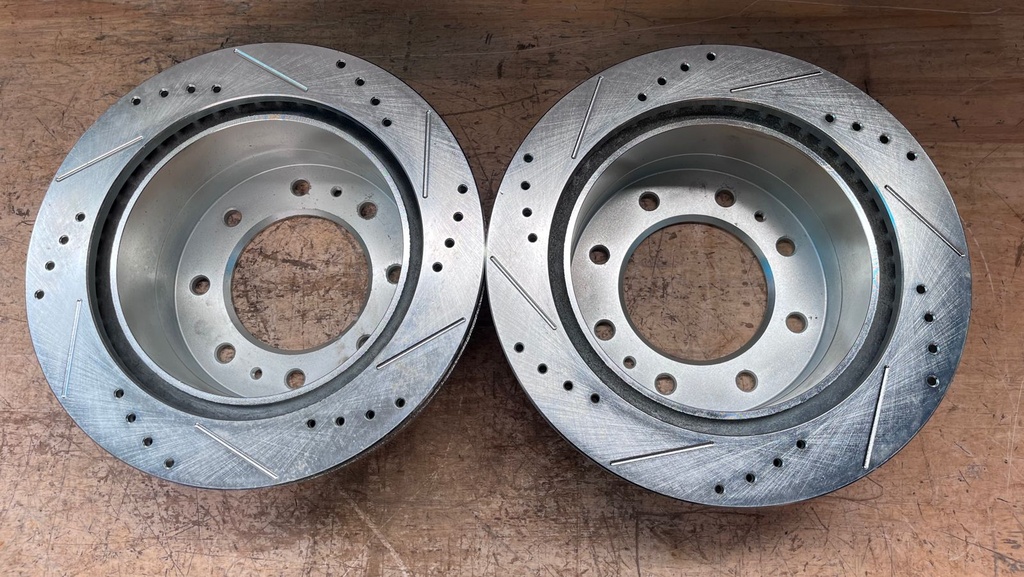 Discos traseros perforados ventilados para Chevrolet Silverado 2500HD / 3500HD 2011-2023