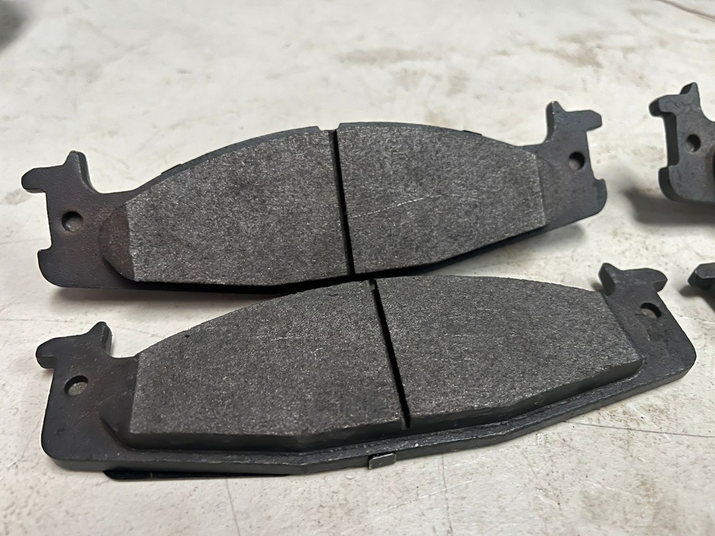 Pastillas de freno delanteras Ford Bronco 5.0L/5.8L 1994-1996 / E150 Econoline 4.2L/4.6L/5.4L 1997-2002 / Econoline 4.9L/5.0L/5.8L 1994-1996.