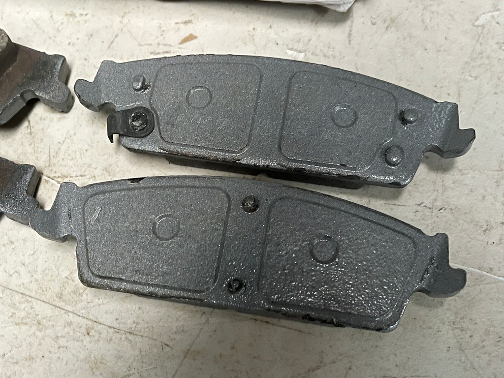 PASTILLAS TRASERAS CERAMICA CHEVY SILVERADO 1500 14-19 / SUBURBAN 15-20 / GMC SIERRA 1500 14-19