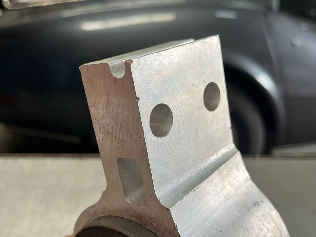 Bushing izquierdo inferior de tijereta delantera Ford Explorer 2011-2019