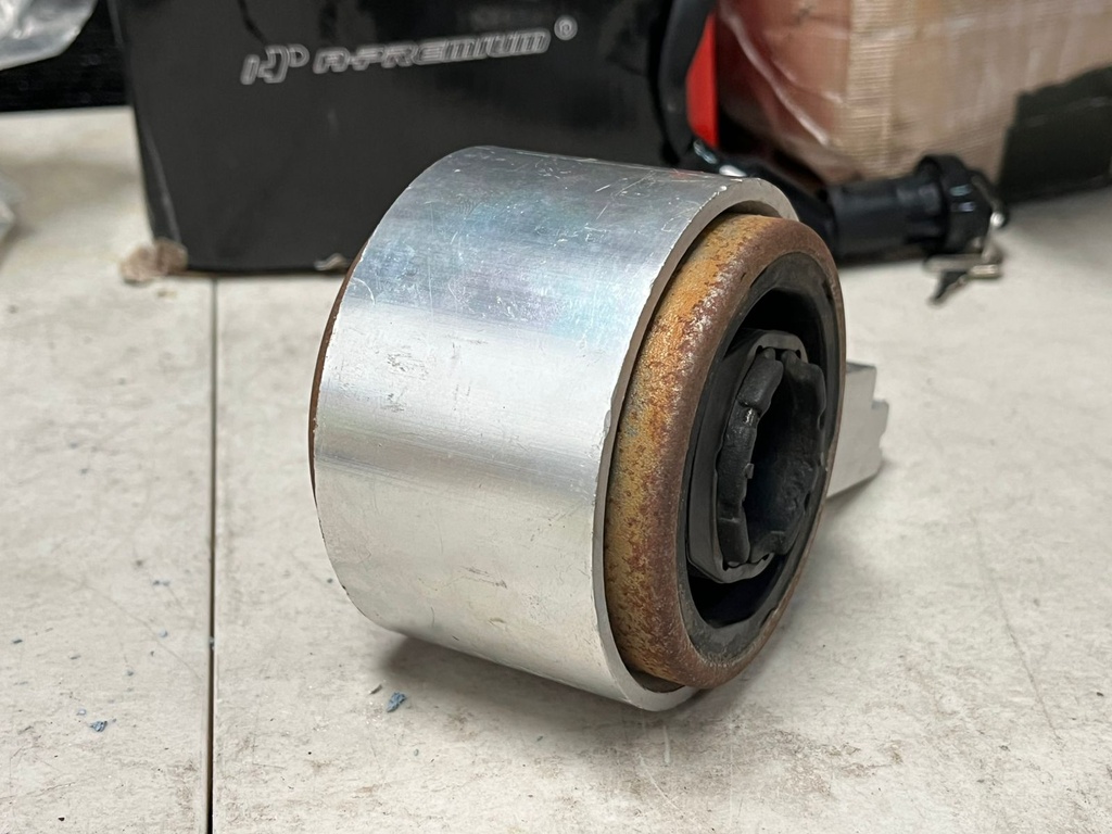 Bushing Delantero Inferior de Tijereta Izquierda Ford Flex 2009 / Taurus X 2008-2009