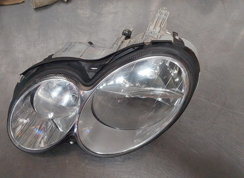 Luz delantera para Mercedes Benz C200 2001-2002 (detalle)