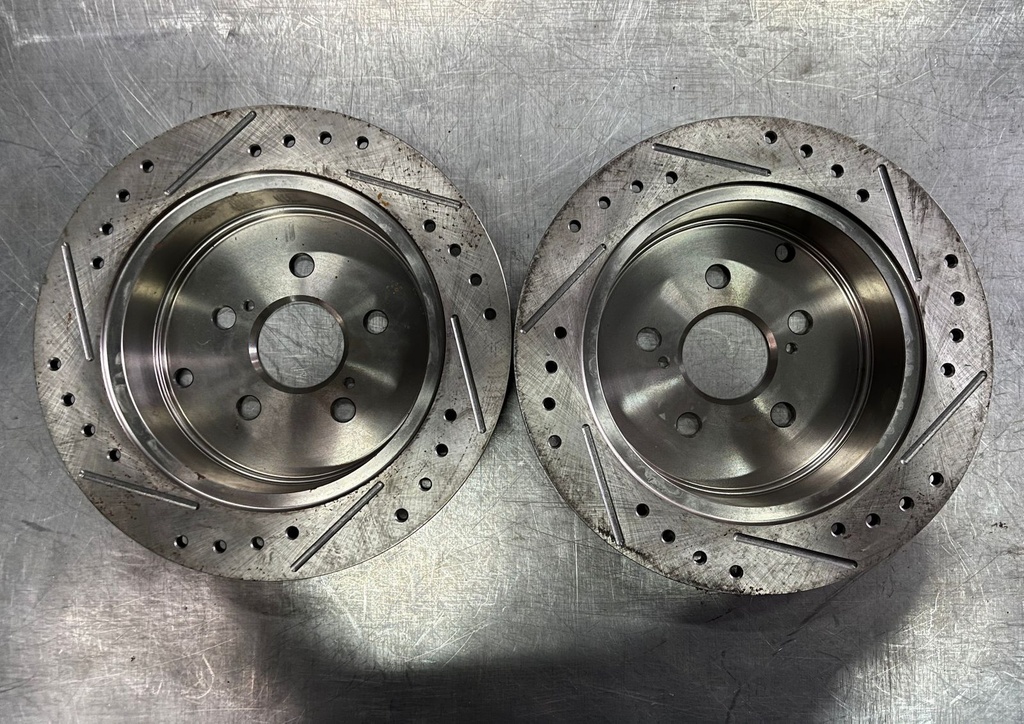 Discos Traseros Perforados para Toyota Corolla XSR 1.8L 2005-2006 / Cellica GTS 1.8L 2000-2005 / Pontiac Vibe GT 1.8L 2003-2006.