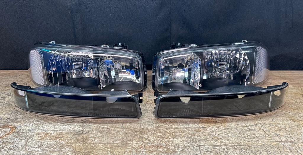 Luces Delanteras Carcasa Negra GMC Sierra 1500 / 2500 / 3500 1999-2006 / Yukon Denali 2000-2006.