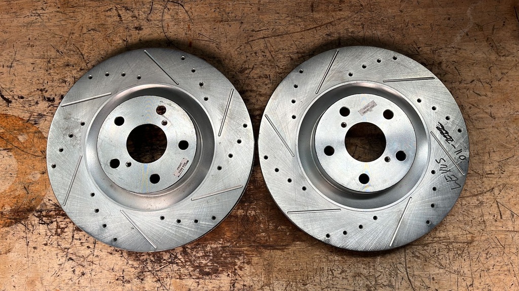 Discos Delanteros Perforados para Lexus IS300 2017-2022 / IS350 2011-2022 / RC300 2017-2022 / RC350 2015-2022.