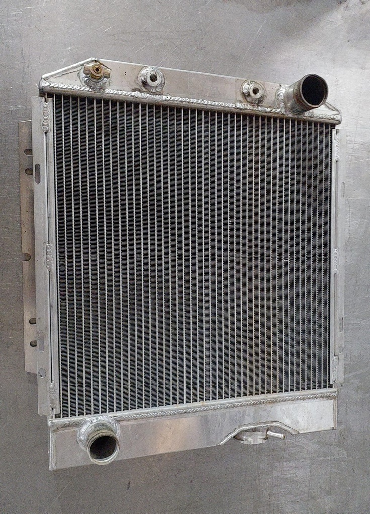 Radiador de aluminio 3 filas para Ford Mustang V8 1967 al 1970 ( Usado )