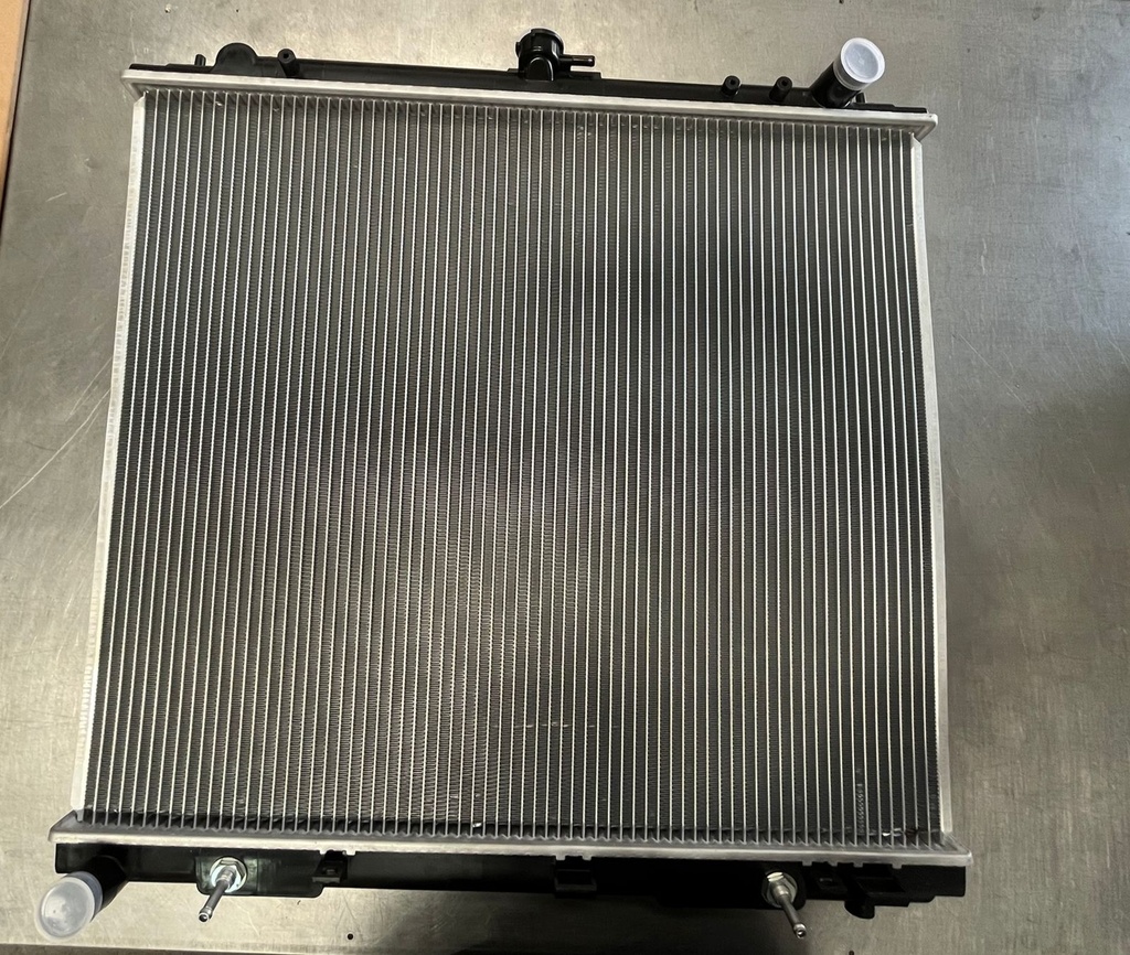 Radiador de 1 Fila para Nissan Frontier 4.0L 2005-2010 / Pathfinder 4.0L 2005-2012 / XTerra 4.0L 2005-2015.