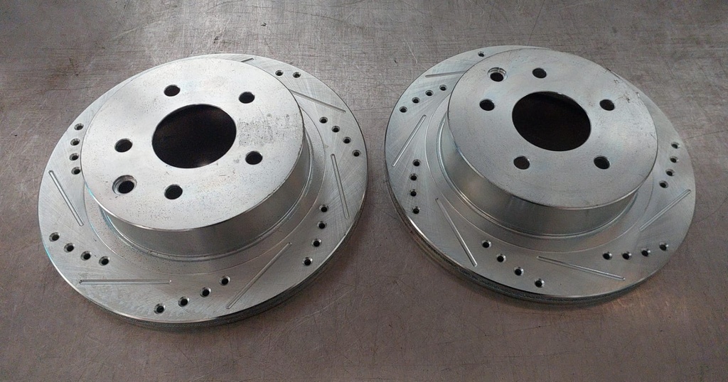 Discos traseros ventilados perforados para Nissan 350Z / Rogue / Juke / X-Trail 2008-2020