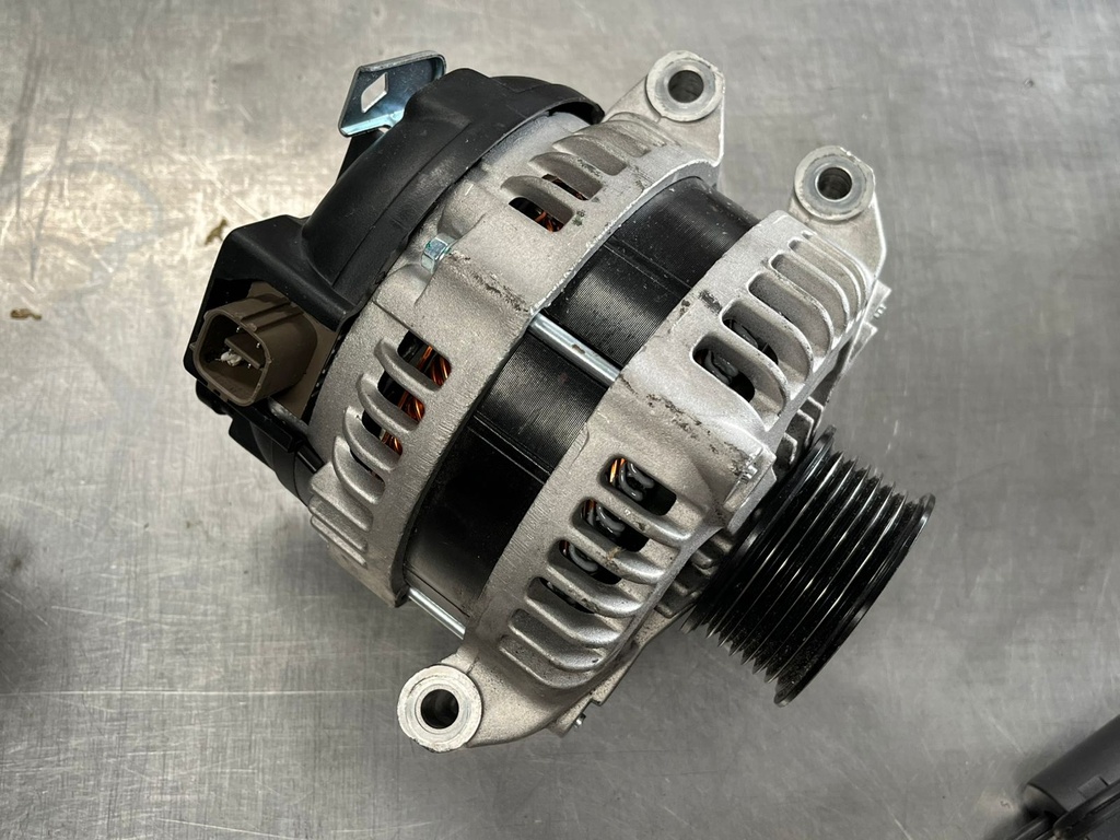 Alternador para Honda Accord 2.4L 2003-2007 / Element 2.4L 2003-2009 / Civic 2.0L 2006-2010 / CRV 2.4L 2007-2009.