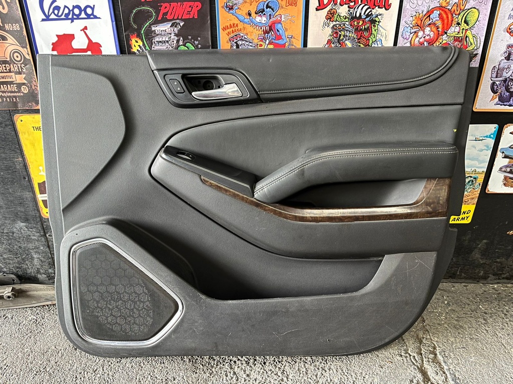 Panel de puerta Delantera Derecha Chevrolet Tahoe / Suburban 2015-2020 / GMC Yukon XL 2015-2020.