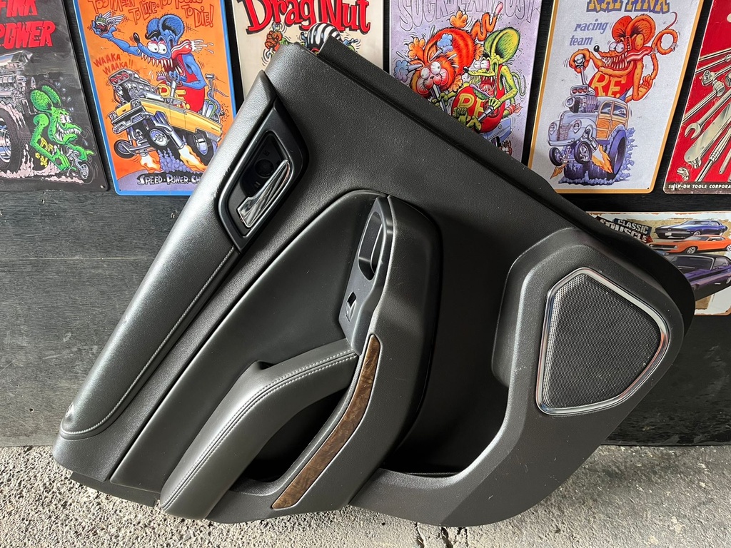 Panel de puerta Trasera Izquierda Chevrolet Tahoe / Suburban 2015-2020 / GMC Yukon XL 2015-2020.