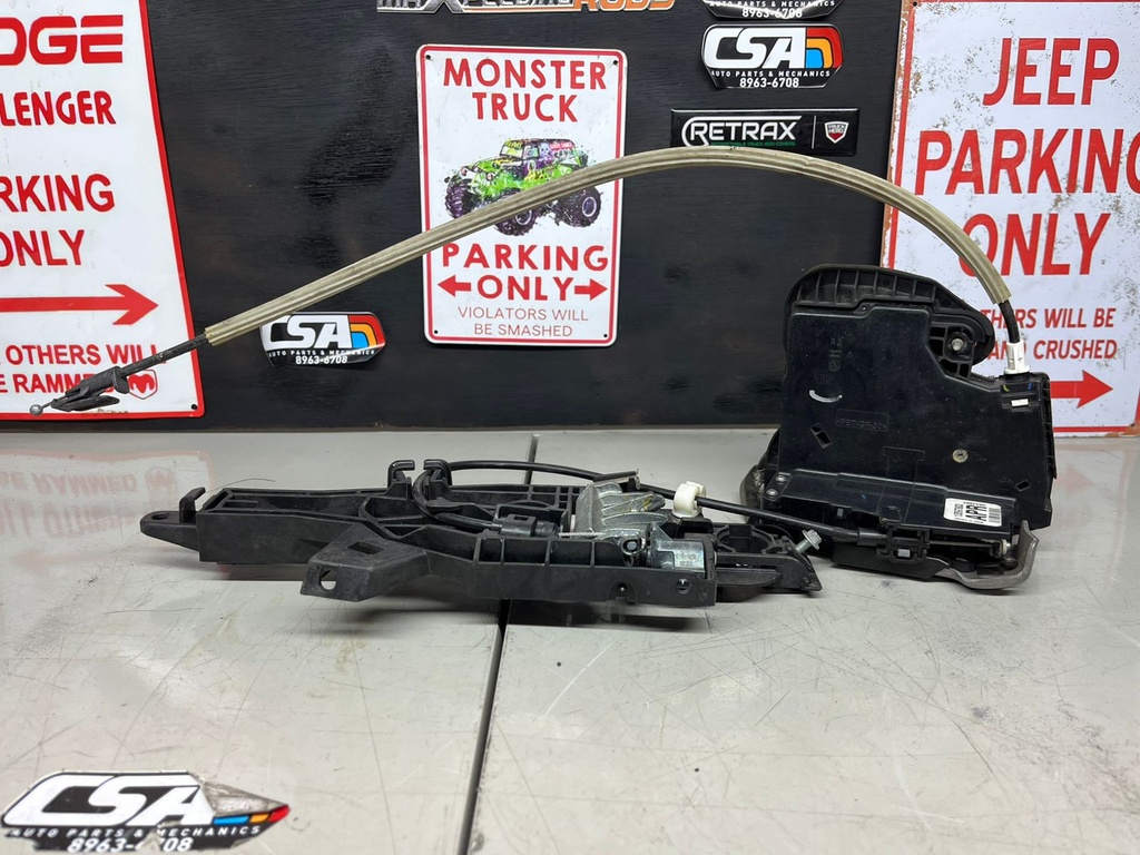Cerradura de puerta Trasera Derecha Chevrolet Silverado 1500 2015-2019 / Suburban 2015-2020 / Tahoe 2015-2019 / GMC Sierra 1500 2014-2020 / GMC Yukon XL 2015-2019.(ORIGINAL USADO)