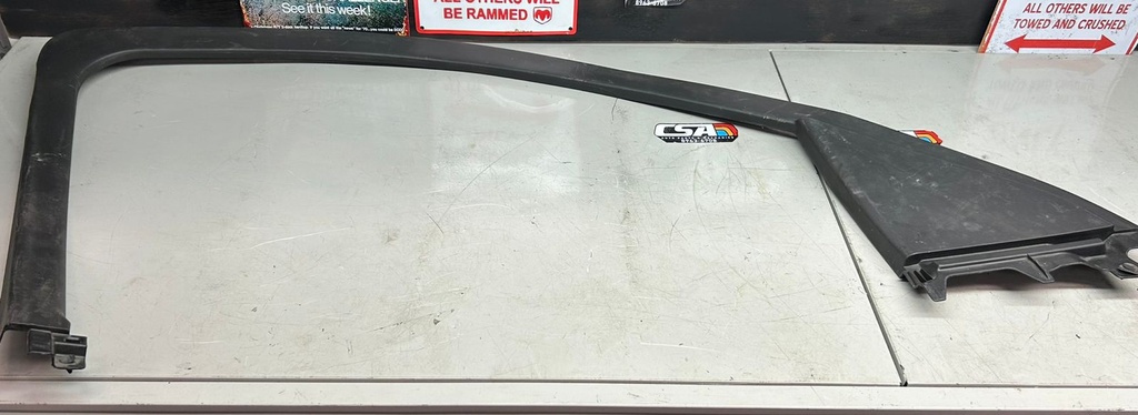 Moldura interior izquierda de ventana para Chevrolet Tahoe / Suburban 2015 al 2020 (usado)