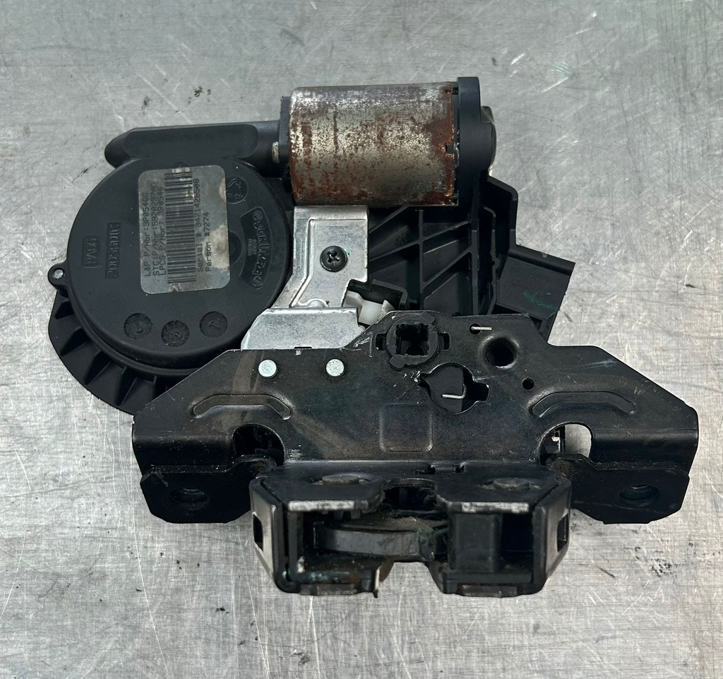 Actuador de cerradura traseras para Chevrolet Tahoe / Suburban 2015 al 2020  (usado)