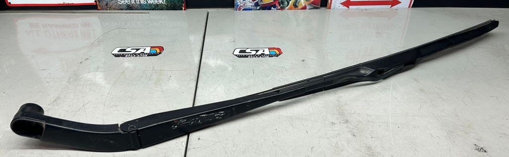 Brazo de escobilla izquierda para Chevrolet Tahoe / Suburban 2015 al 2020  (usado)
