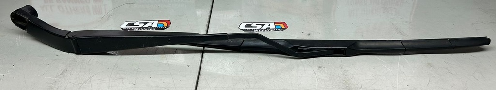Brazo de escobilla derecha para Chevrolet Tahoe / Suburban 2015 al 2020  (usado)