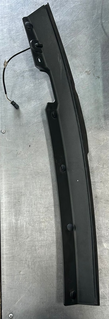 Moldura con sensor derecha de puerta elevadiza para Chevrolet Tahoe / Suburban 2015 al 2020  (usado)