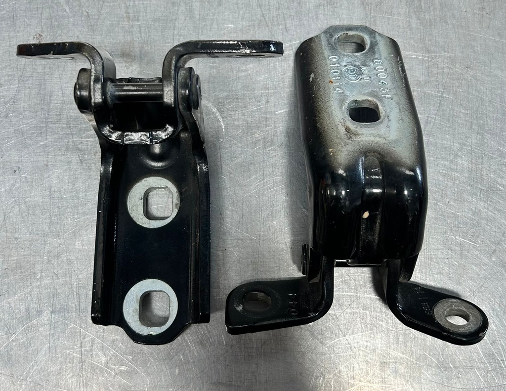 Bisagras de puerta delantera superior y inferior Chevrolet Tahoe / Suburban 2015 al 2020 (usado)