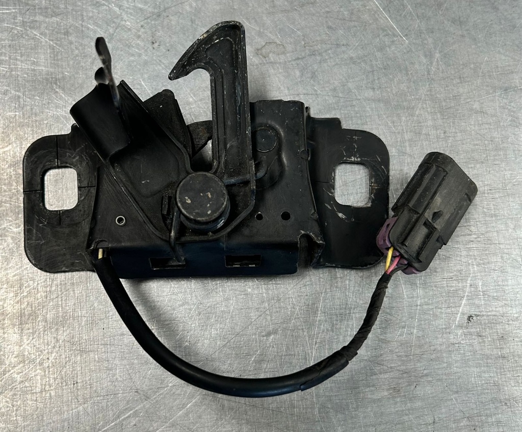 Actuador de cerradura de capó para Chevrolet Tahoe / Suburban 2015 al 2018 (usado)
